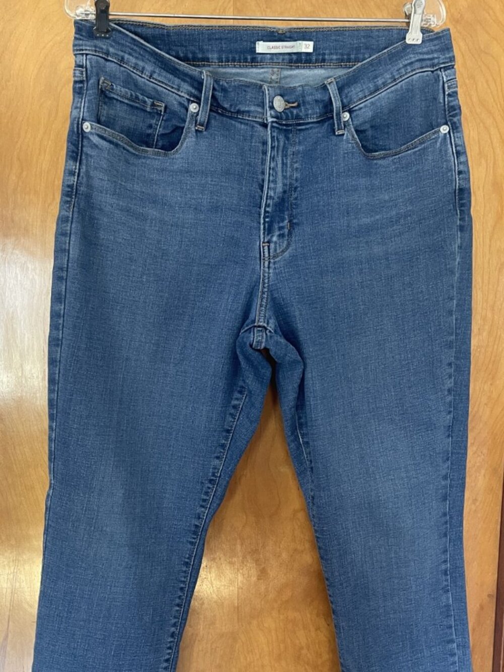 Womens Levi Classic Straight Leg Blue Jeams size 32